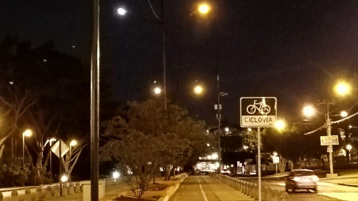 Hecho. Esta semana se hizo recién el cambio de luminarias. En la imagen se puede ver el contraste de las luces LED y las amarillas.