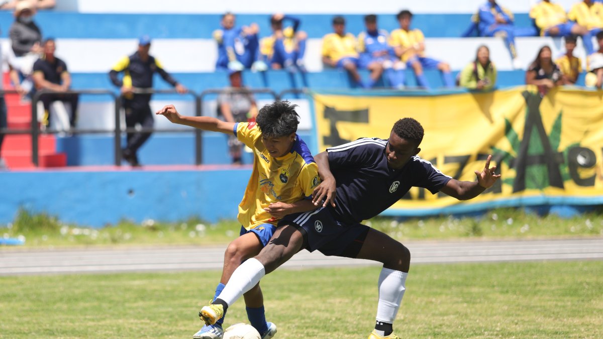 Los jugadores del Mejía y Vicente Rocafuerte demostraron buen juego durante la semifinal de la Superliga Estudiantil.