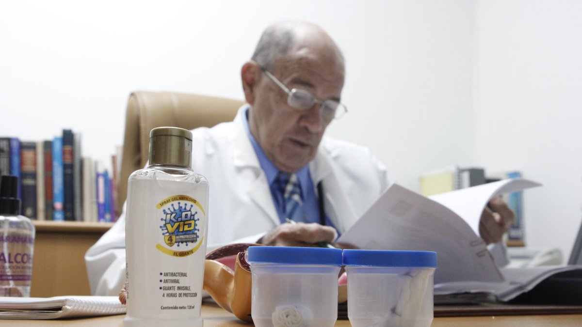 1. Invento. El doctor Carlos Miranda muestra dos de sus inventos patentados en el país, en Estados Unidos y Europa. Desde 1978 ejerce su profesión en Ecuador. A lo largo de su vida profesional ha traído 3.000 bebés.