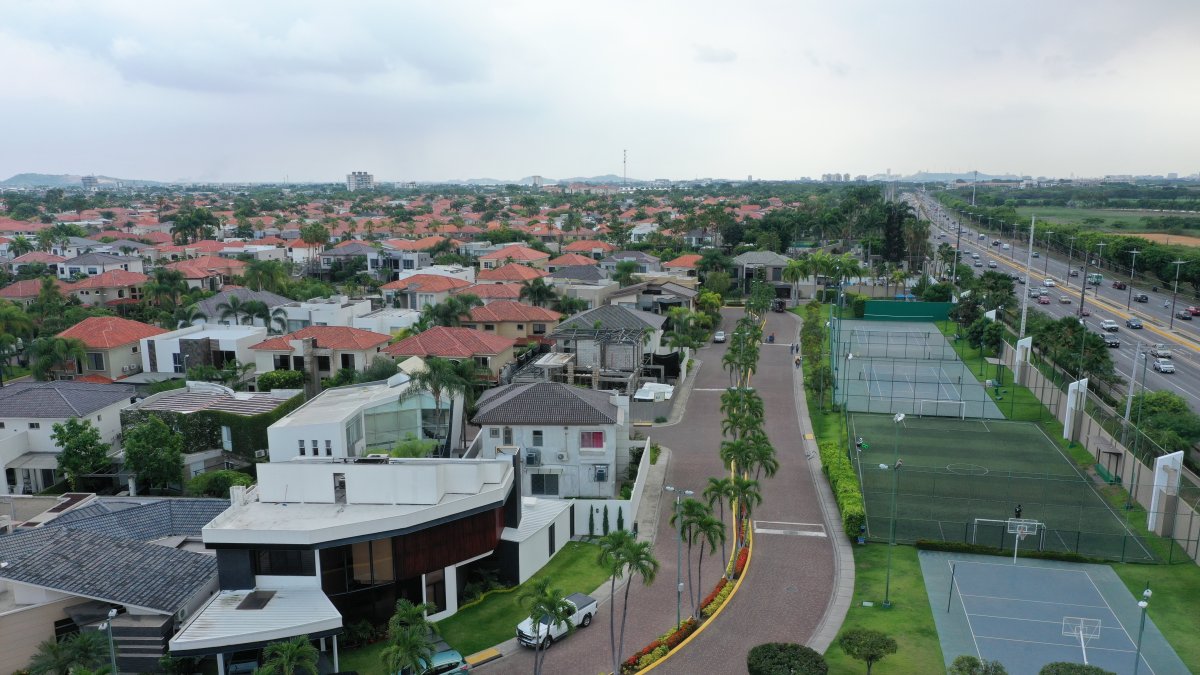 Territorio. Diferentes urbanizaciones se localizan en la parroquia urbana satélite La Puntilla (Samborondón), uno de los puntos con la más alta plusvalía.
