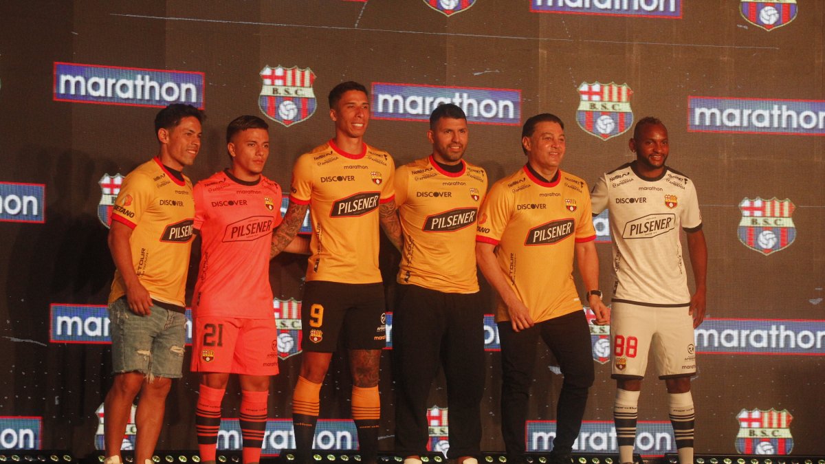 Con Sergio Agüero como invitado especial, Barcelona presentó las tres camisetas que utilizará durante la presente temporada.