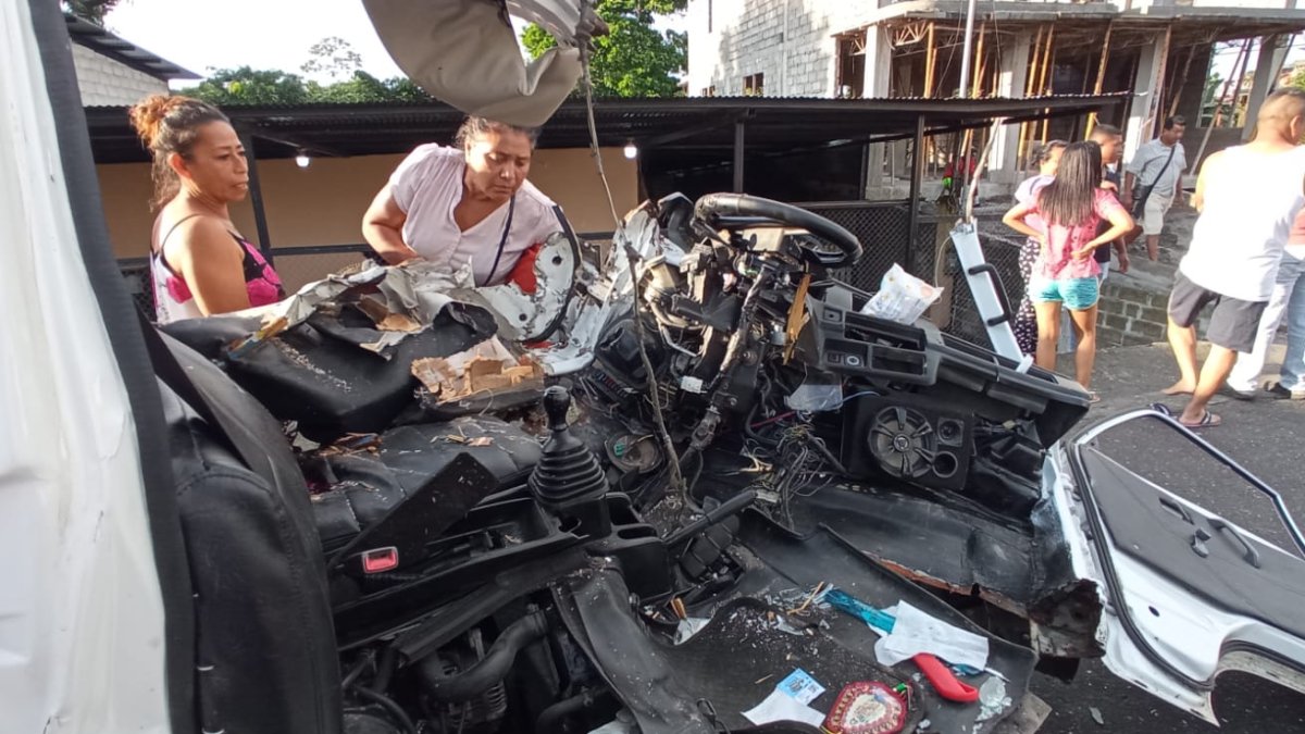 Así quedó el vehículo del jefe bomberil tras el choque con la chiva.