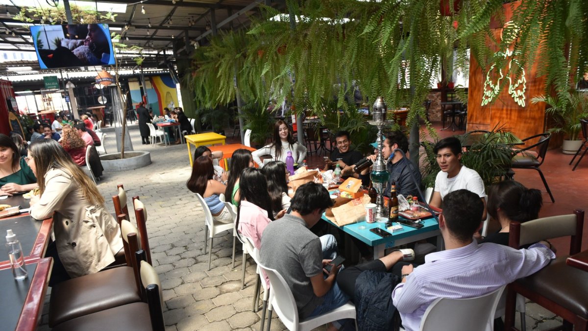 Reunión. Los universitarios llegan desde diferentes puntos de Quito, a varios espacios de entretenimiento y distracción que se ubican en esta arteria tan concurrida.