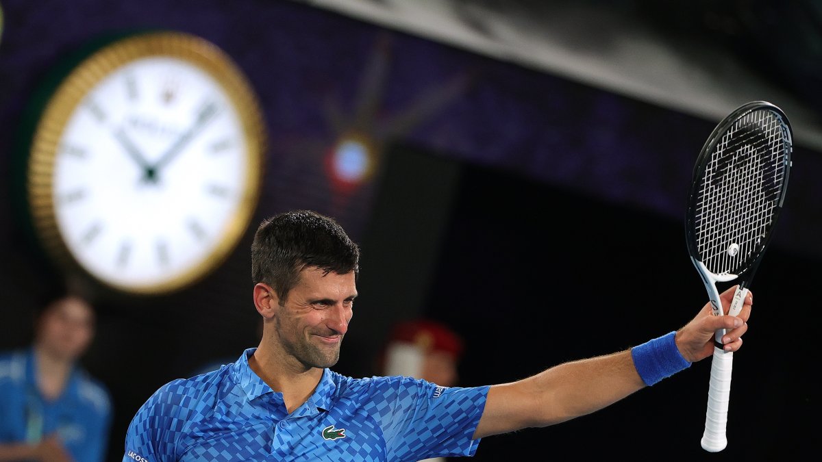Novak Djokovic muestra su alegría luego de vencer en semifinales al estadounidense Tommy Paul.