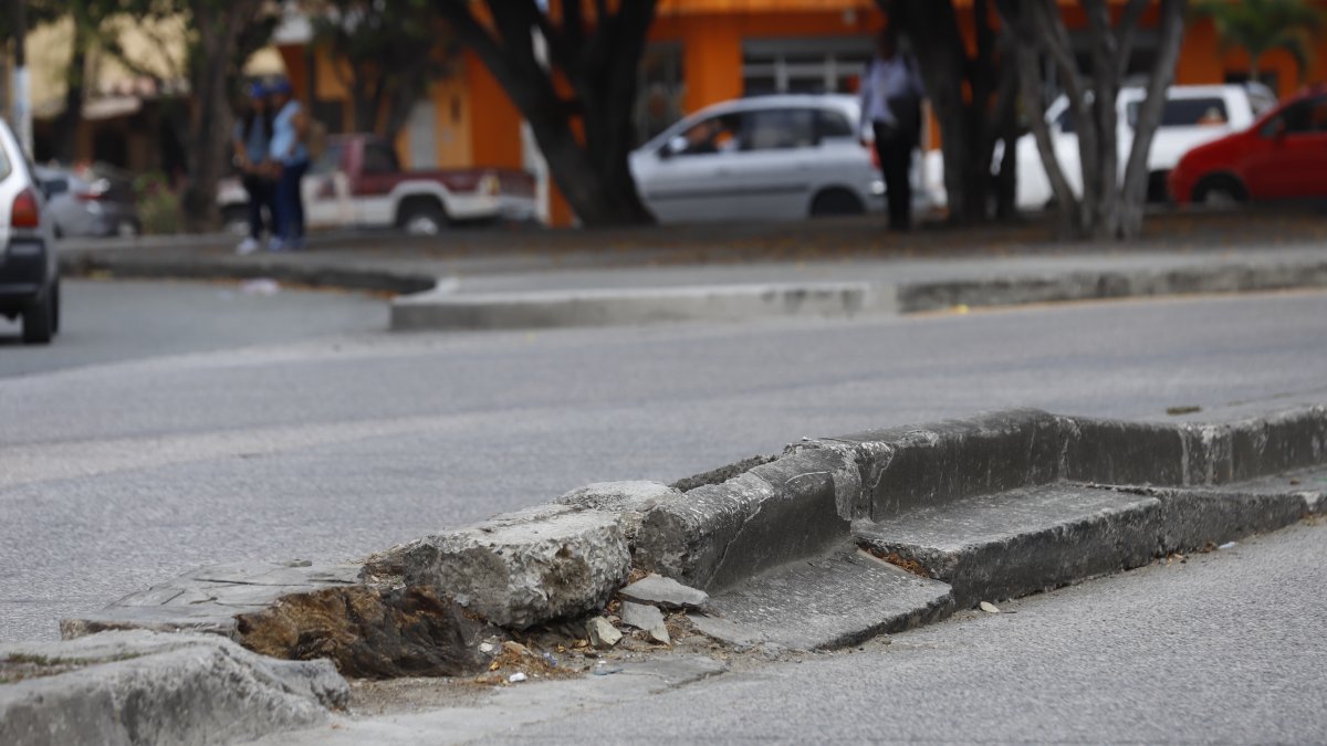 Los alrededores del colegio Liceo del Norte, los bordillos y aceras están con daños.
