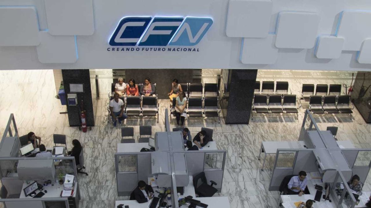 Entidad. Personas realizando trámites en oficinas de CFN.