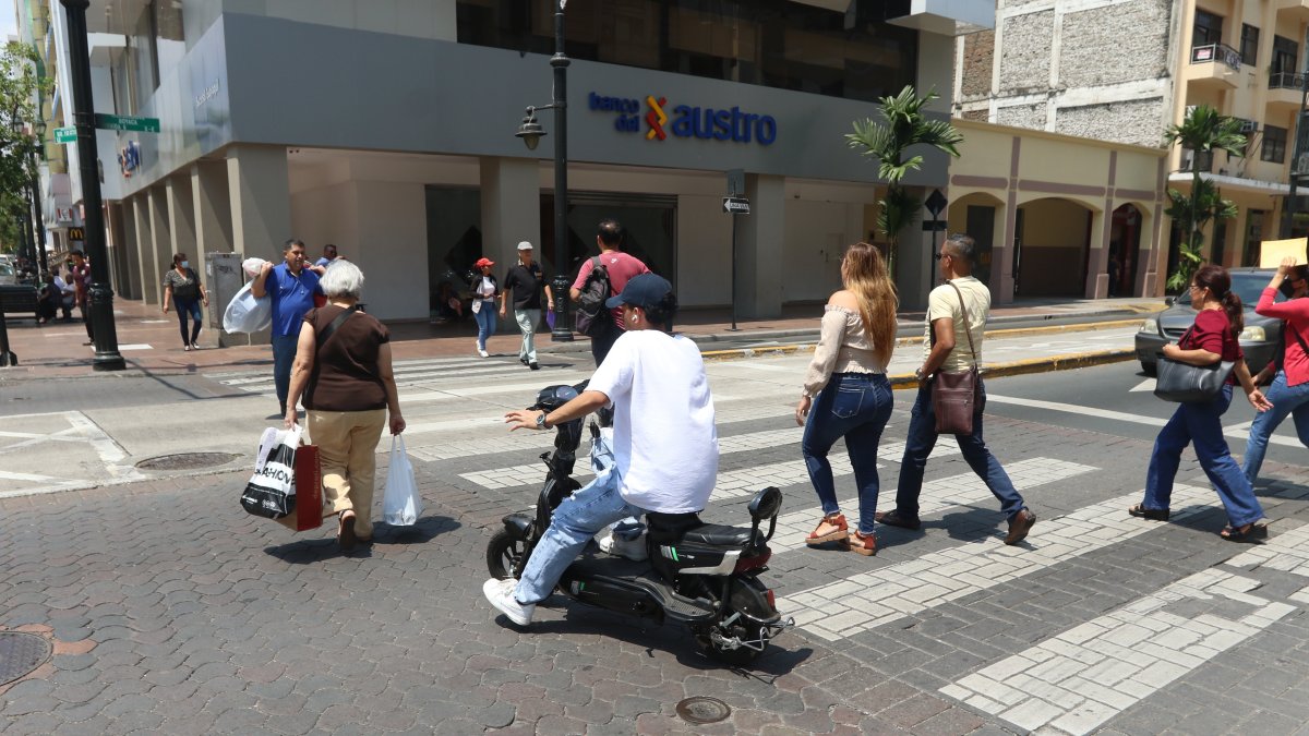 Las motos eléctricas circulan sin placas, por eso los agentes de tránsito no pueden elaborar una citación.