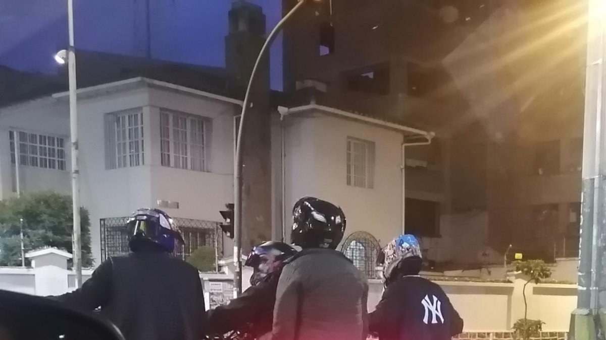 Infracción. Por Quito circulan motos sin placas o con las placas escondidas sin ningún control.