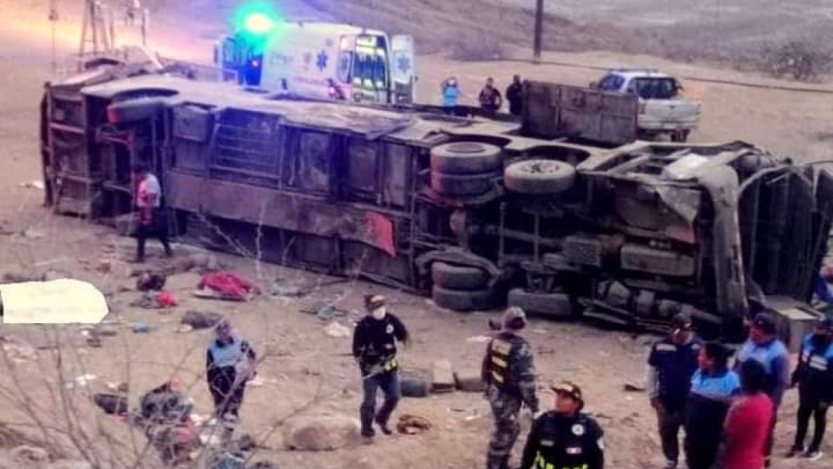 Un autobús sufrió una volcadura al norte de Perú cayendo varios metros desde una pendiente