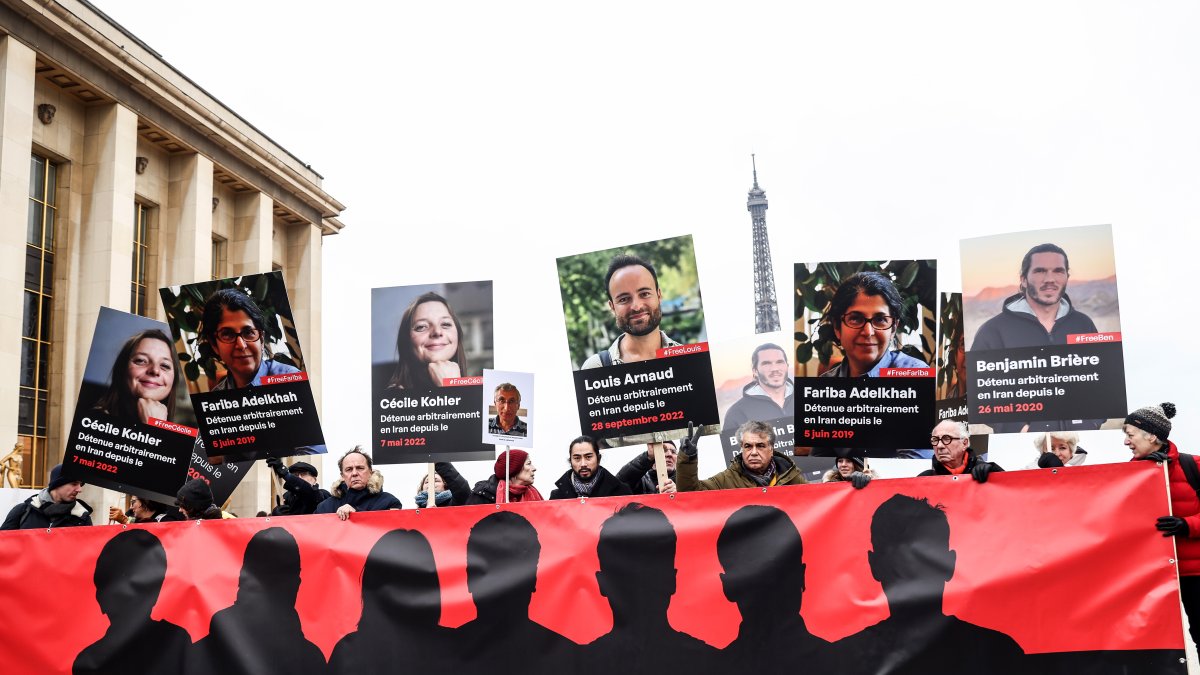 Manifestantes exigen la liberación de sus compatriotas.