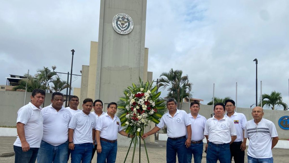 En el acto se colocaron ofrendas florales al pie del monumento de los héroes.