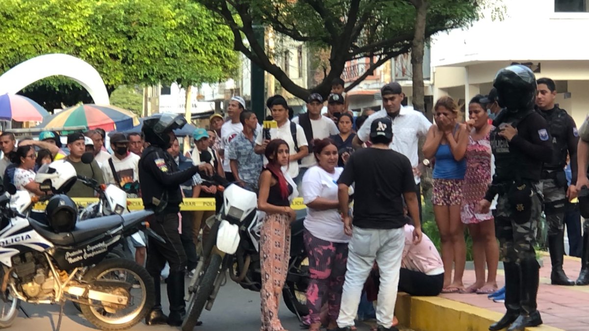 En otro extremo del área acordonada los deudos del difunto gritaban de dolor y entre ellos se abrazaban fuertemente para afrontar el trágico momento.