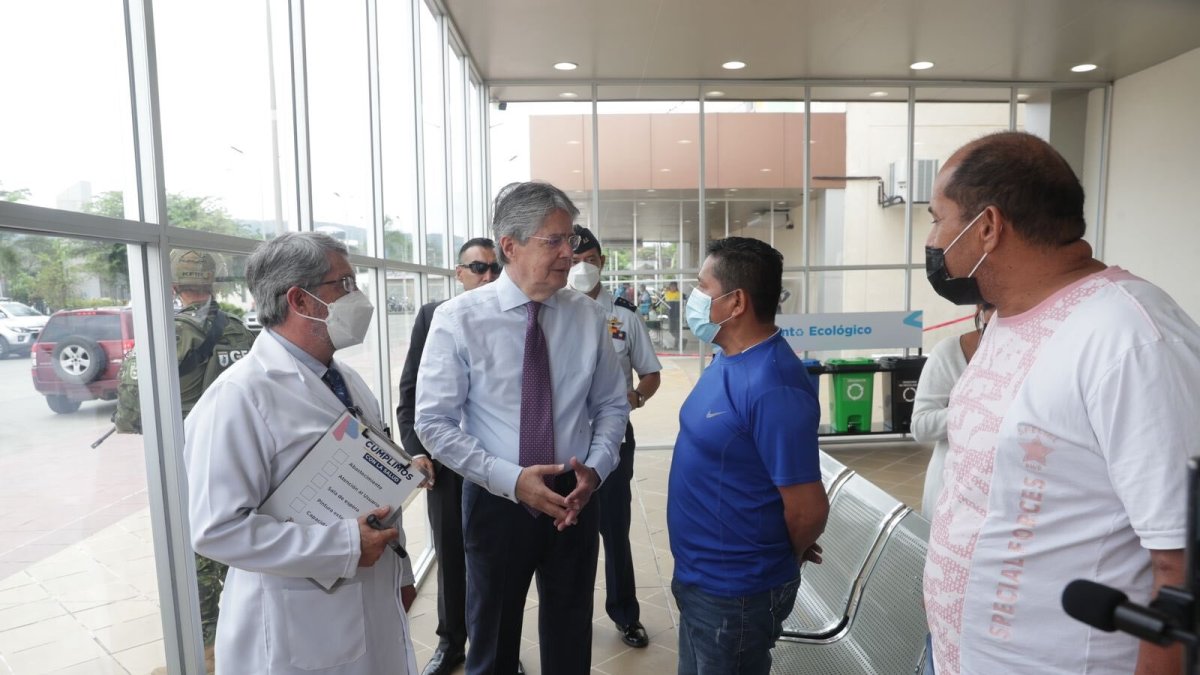 El ministro de Salud, José Ruales (i), y el presidente Guillermo Lasso en el hospital de Monte Sinaí.
