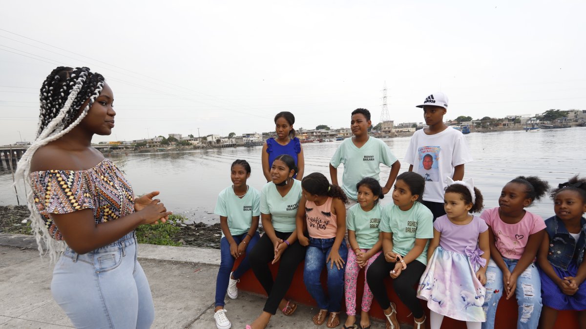 Maholy Vernaza se reúne con grupos de niños para conocer sus necesidades y buscarles solución.