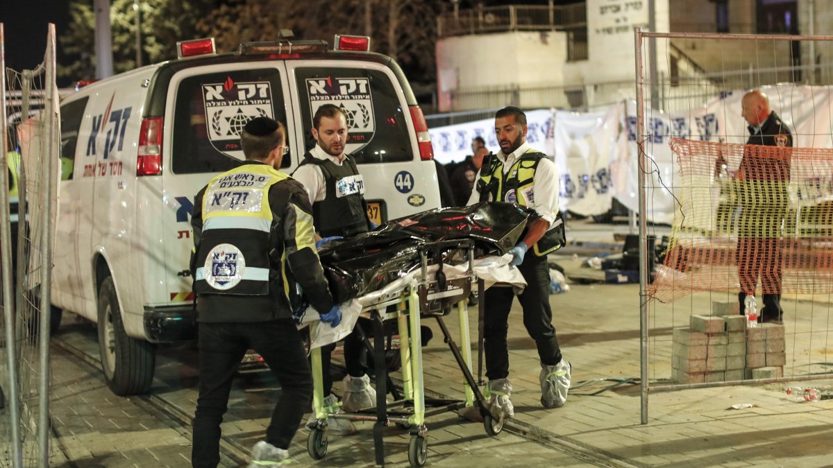 Servicios de emergencia cargan un cuerpo sin vida tras un ataque en una sinagoga en Jerusalén.