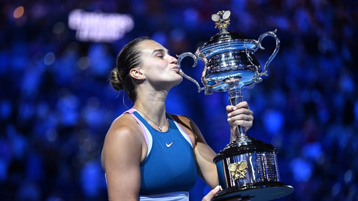 Aryna Sabalenka besa el trofeo tras ganar el Abierto de Australia.