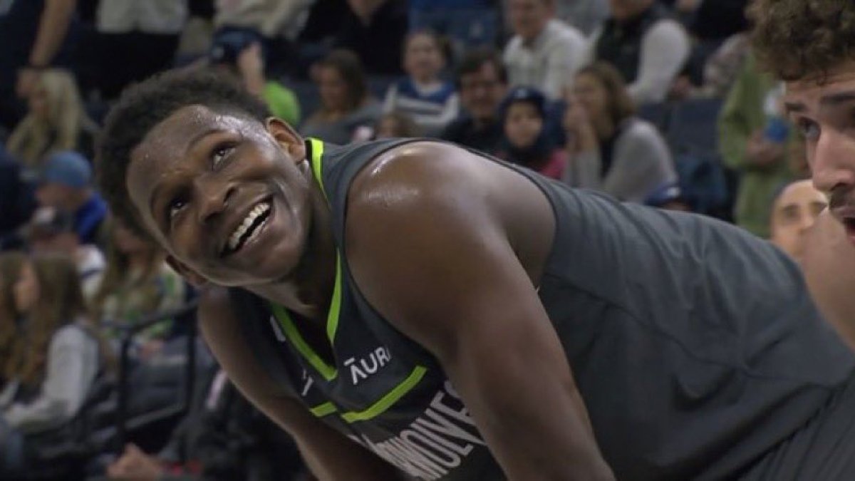 Anthony Edwards, de los Wolves, lideró el triunfo de su elenco.