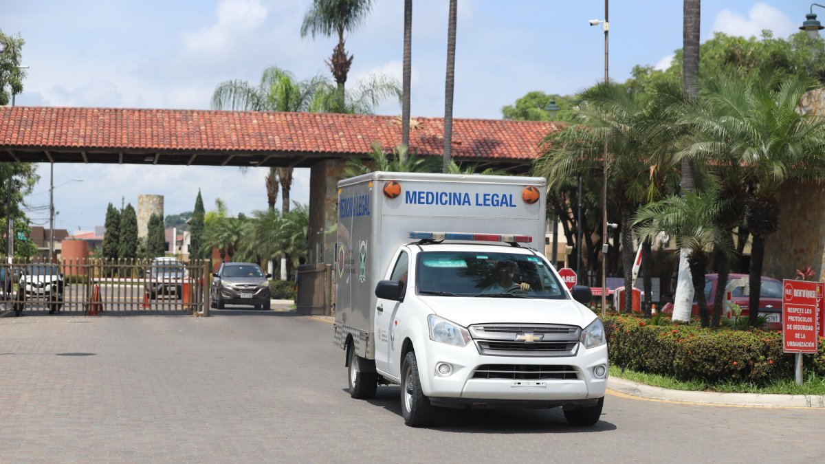 El vehículo de Medicina legal sale de la urbanizacion Castilla, donde se produjeron los asesinatos