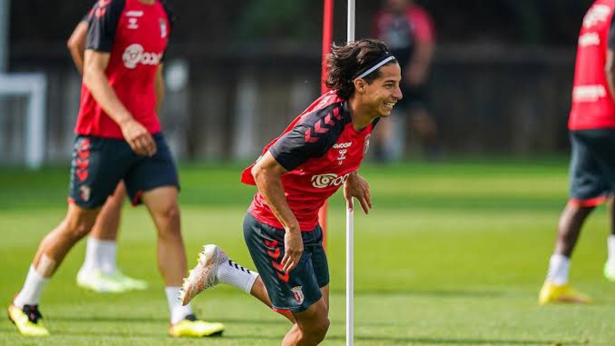 Diego Lainez podría seguir con su carrera en el Tigres mexicano.