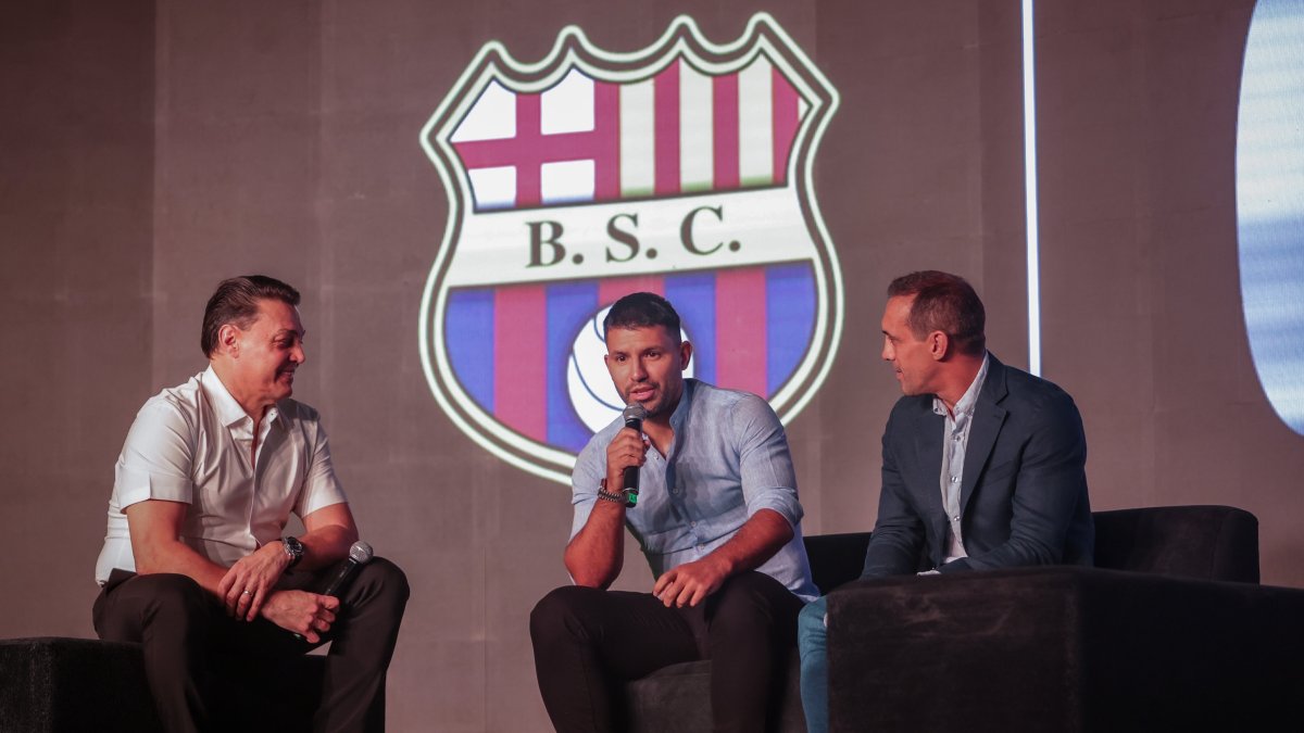Sergio Agüero (c), exjugador argentino, en una conversación con Carlos Alfaro Moreno (i), presidente de Barcelona, y José Manuel Chatruc, animador de la Noche Amarilla.