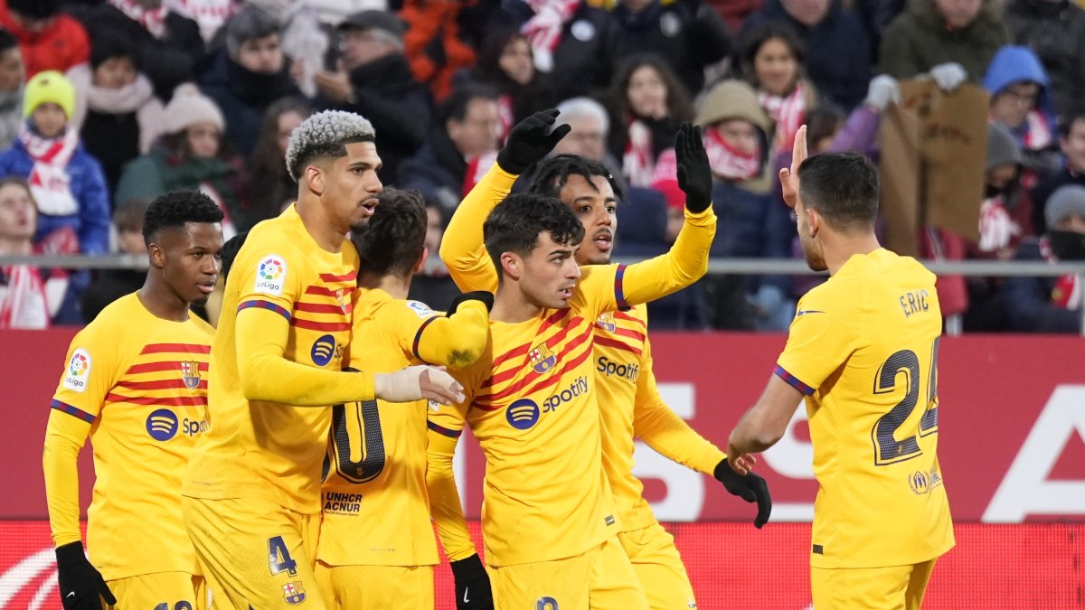 Los jugadores del FC. Barcelona felicitan a Pedri tras marcar el gol de la victoria ante el Girona.