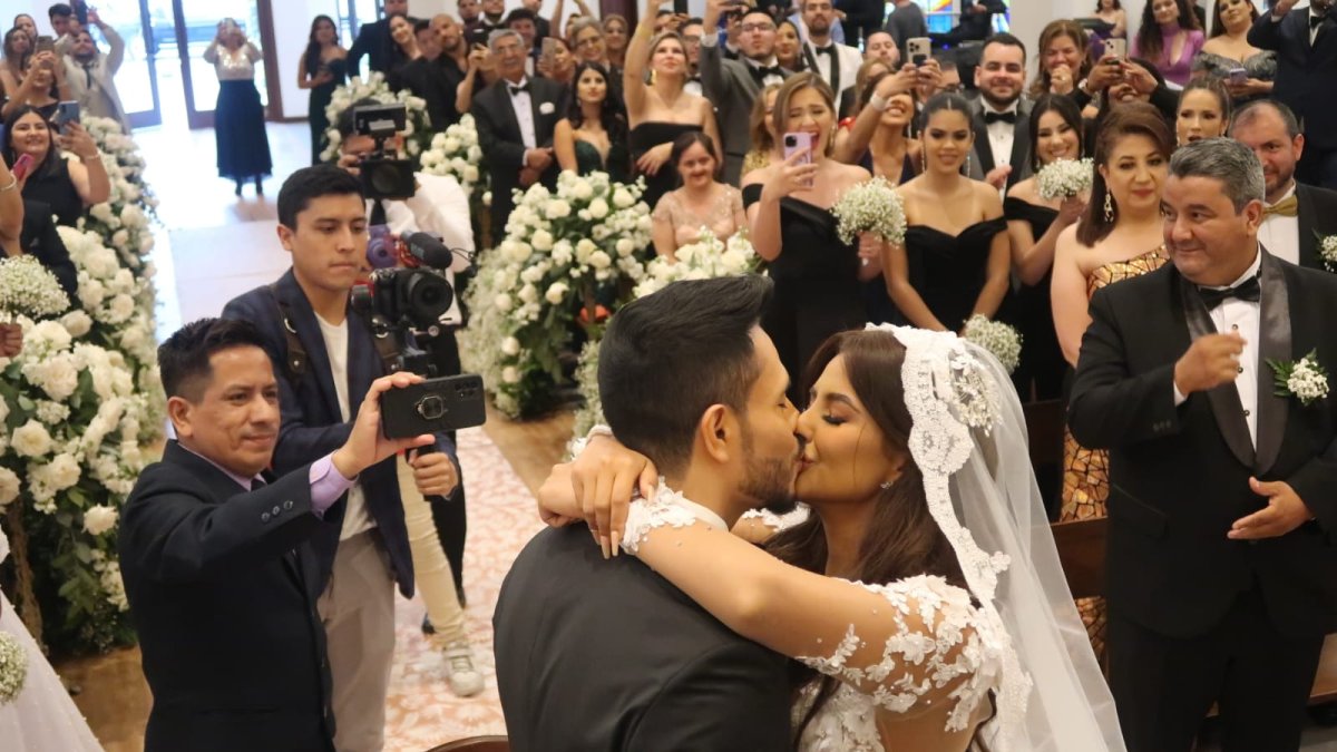 La pareja selló su amor con un cariñoso beso