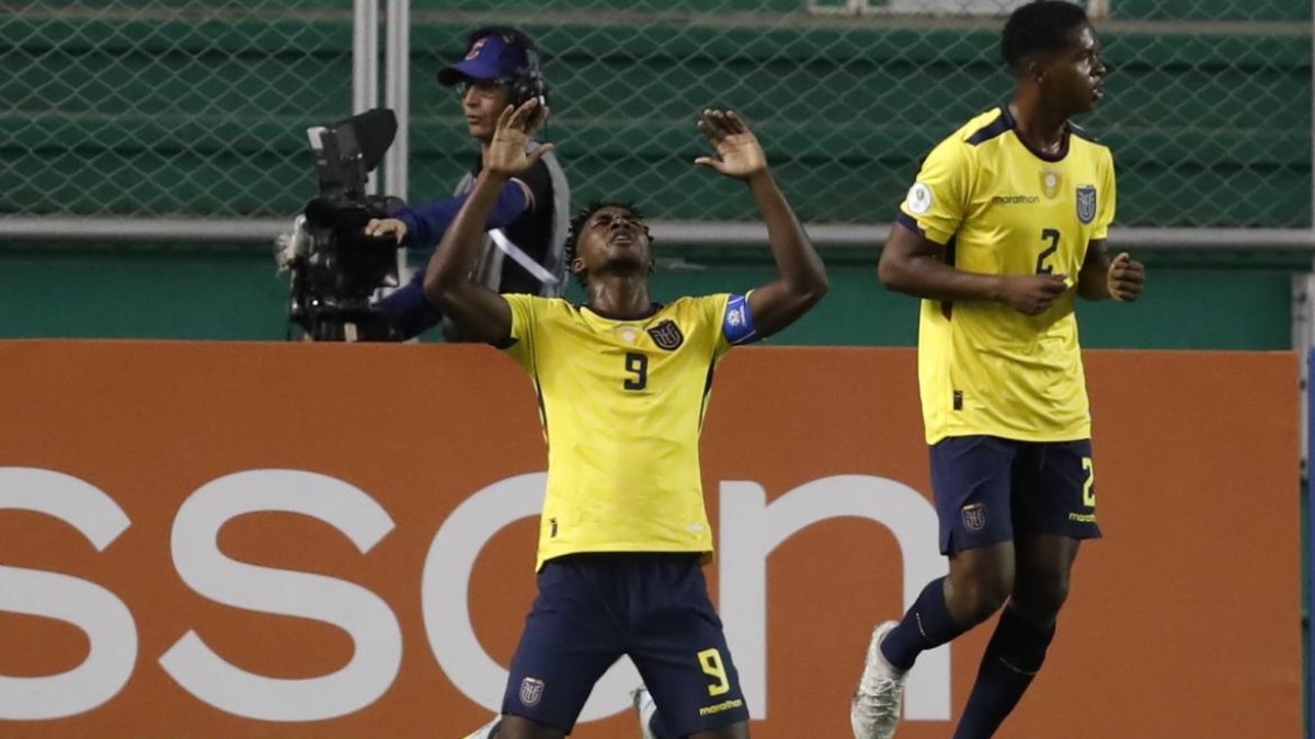 Justin Cuero (i) marcó el gol con el que Ecuador igualó ante Uruguay