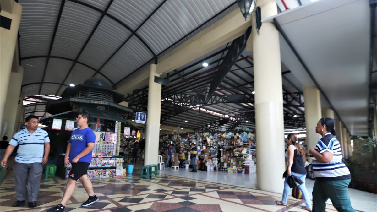 En el Mercado Central de Guayaquil puede encontrar desde platos típicos hasta juguetes.