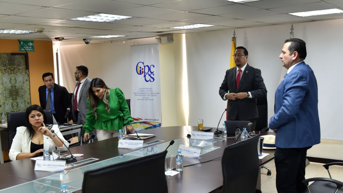 Mayoría. Ibeth Estupiñán, María Fernanda Rivadeneira, Hernán Ulloa y Francisco Bravo... Ellos y los tres de minoría fueron destituidos por inoperantes.