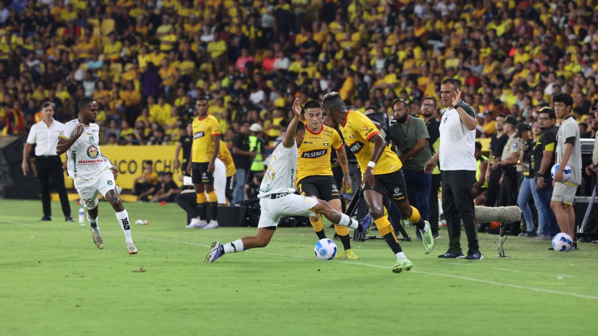 Christian Ortiz, volante de Barcelona, intenta generar juego ante el Mushuc Runa.