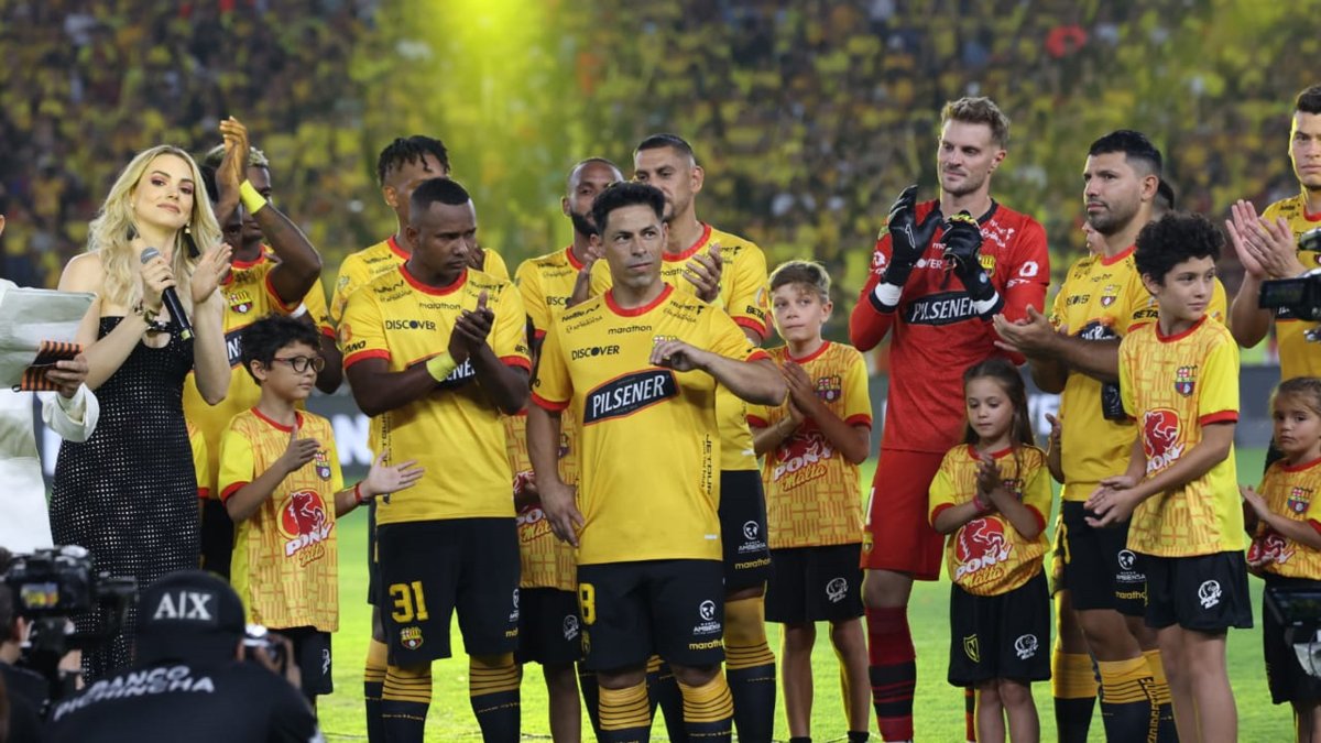 Matías Oyola (c), excapitán de Barcelona que se retiró anoche del fútbol profesional, es aplaudido por los jugadores del conjunto canario.