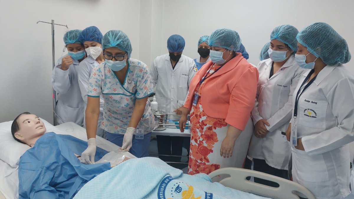 Los estudiantes de enfermería realizando sus prácticas con el acompañamiento de simuladores.