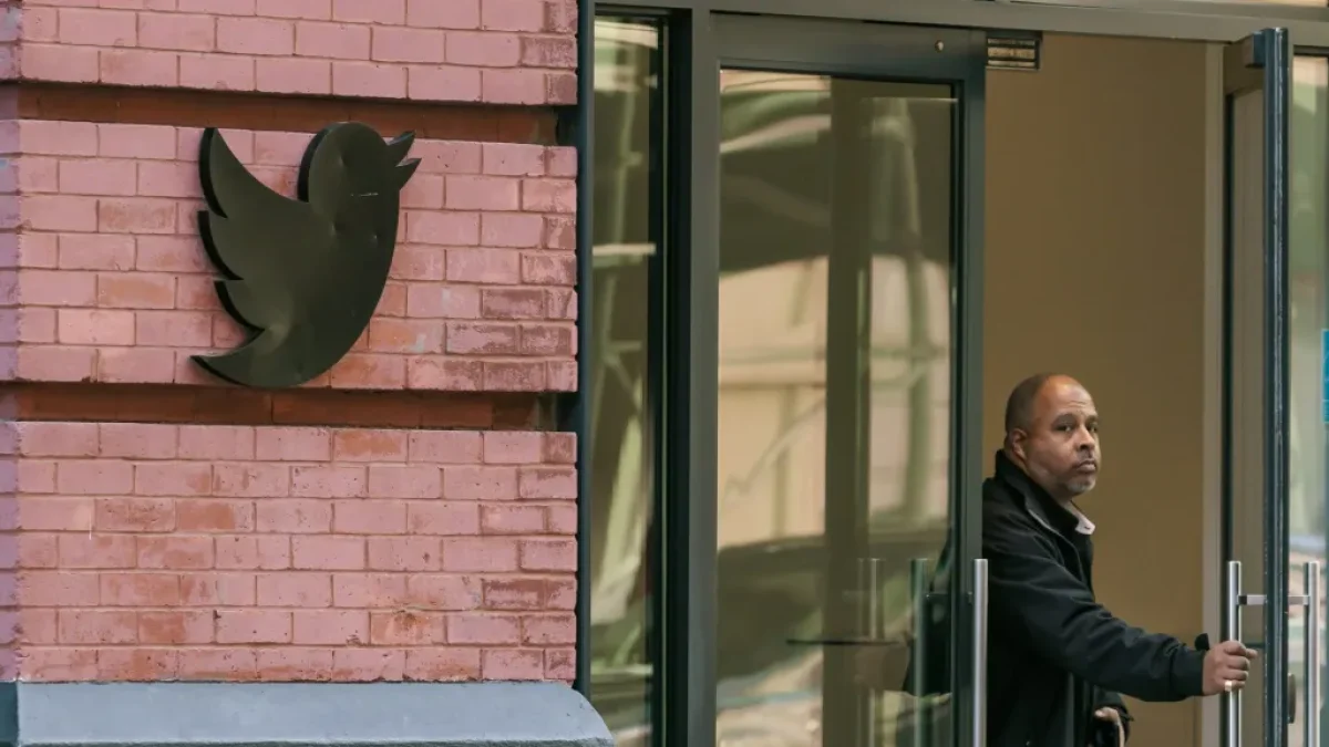 Empresa. Una persona sale de la oficina de Twitter en Nueva York, compañía donde también hubo cese.