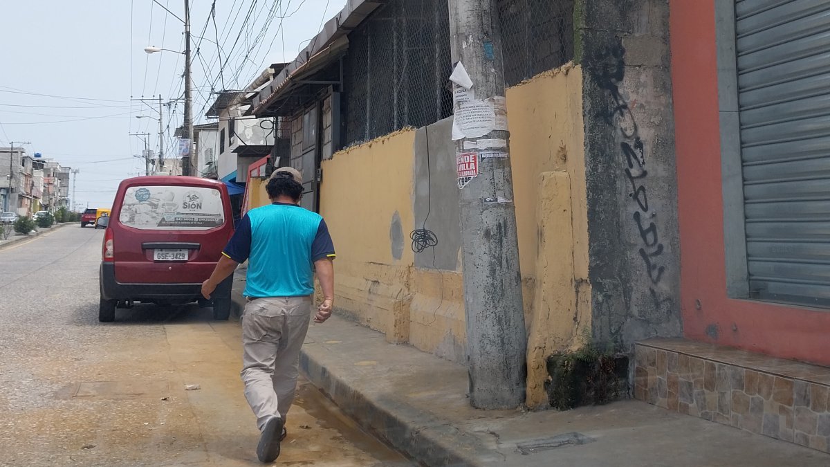 Las personas deben caminar por las calles porque las veredas están ocupadas por postes mal ubicados.