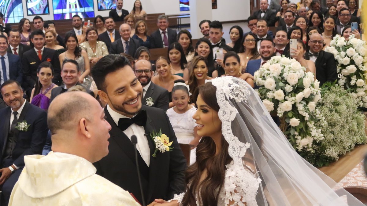 Durante la ceremonia con el padre Diego.