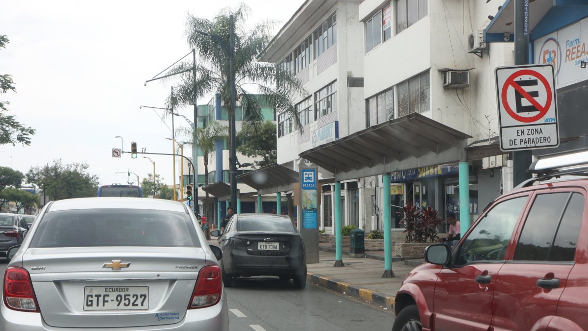 Los carros se estacionan a esperar a pasajeros y obstaculizan la circulación.