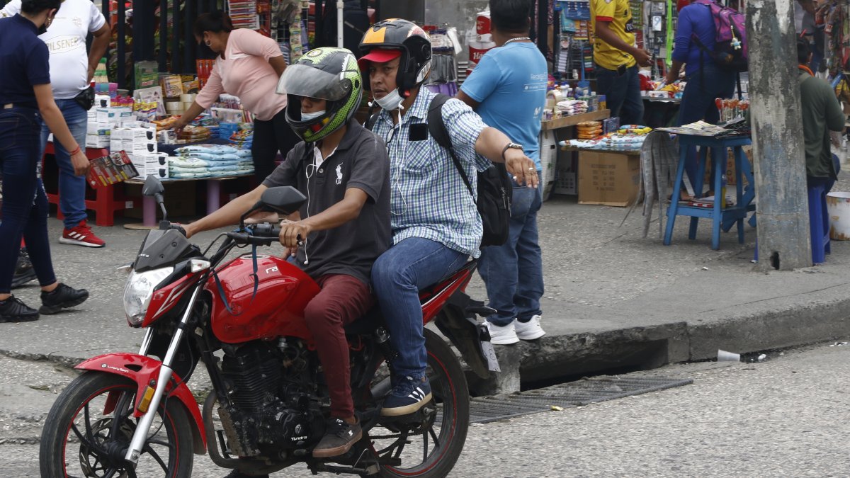 Por todos lados de la ciudad y a todas horas circulan dos personas en moto.