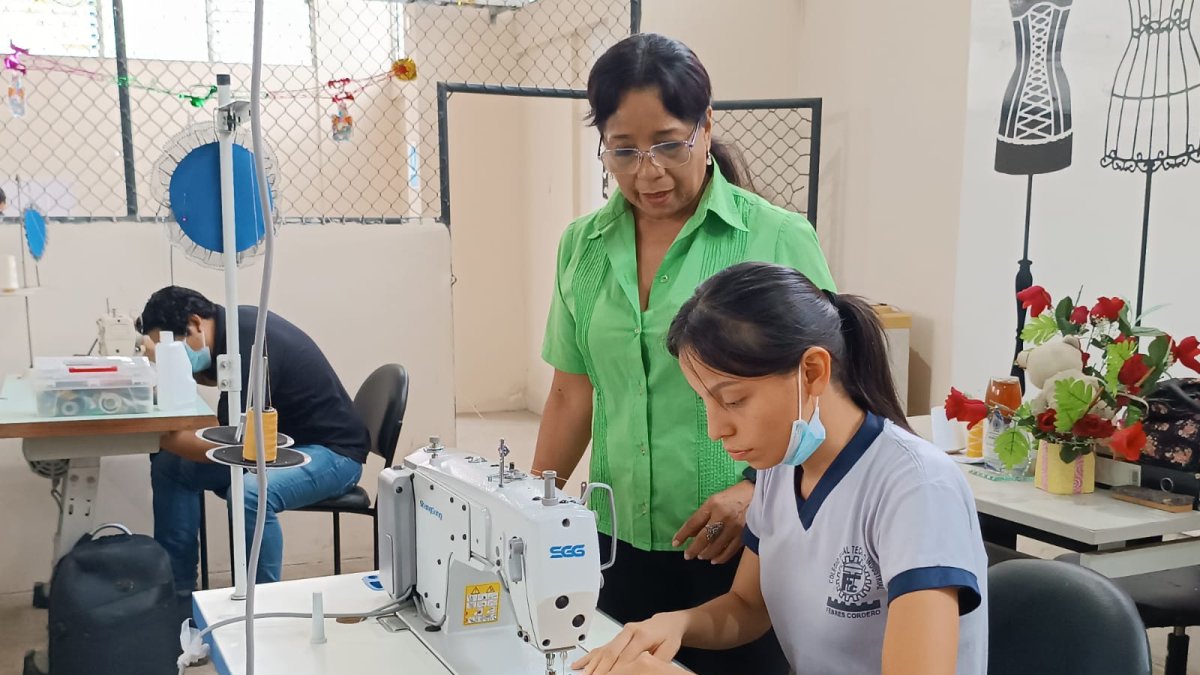 Los estudiantes se involucran en la industria de la confección.