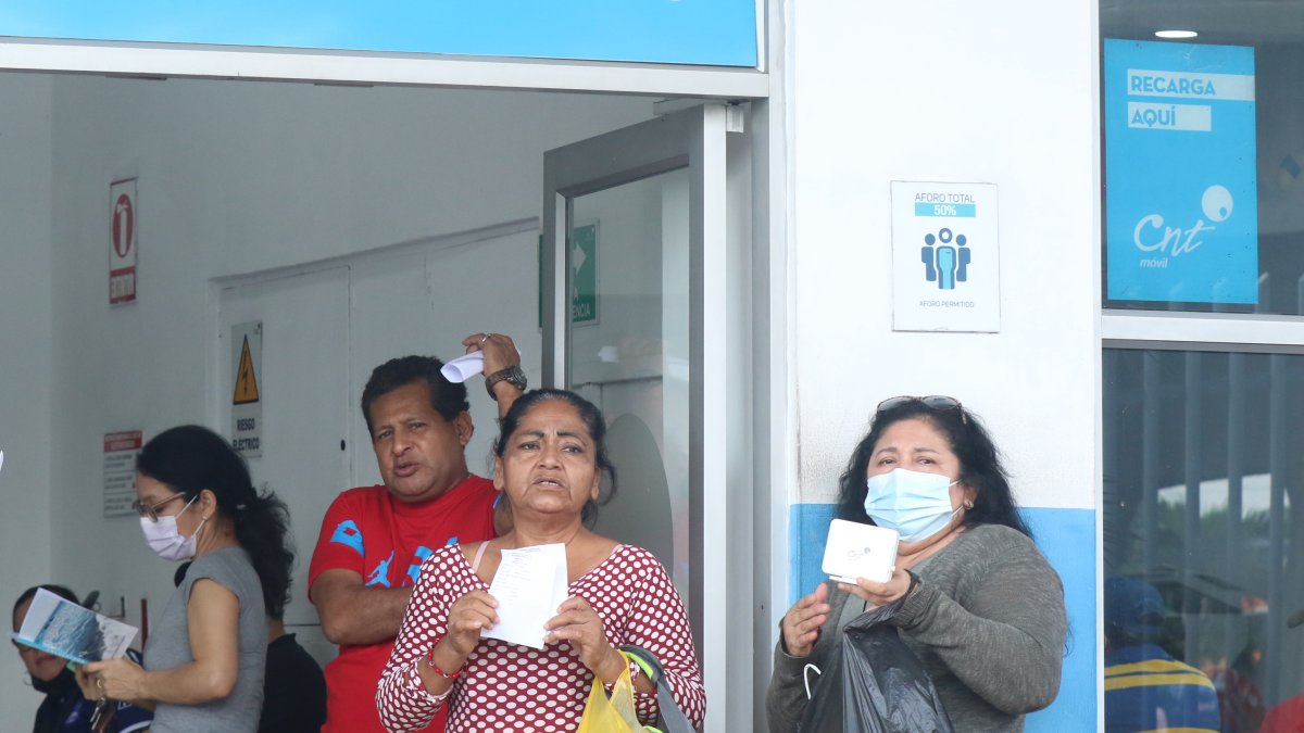 Reclamos. Un grupo de personas que van a Atención al Cliente de CNT a quejarse por diversos casos.