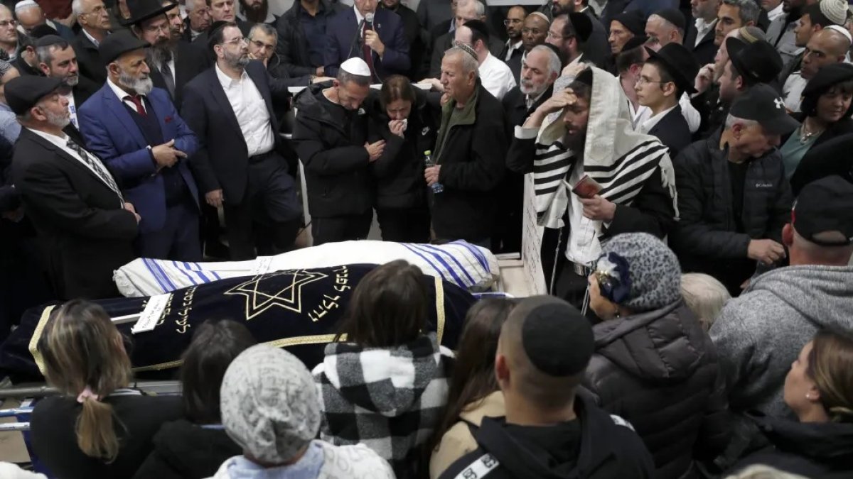 Funeral por un matrimonio muerto en la sinagoga de Neve Yaakov.