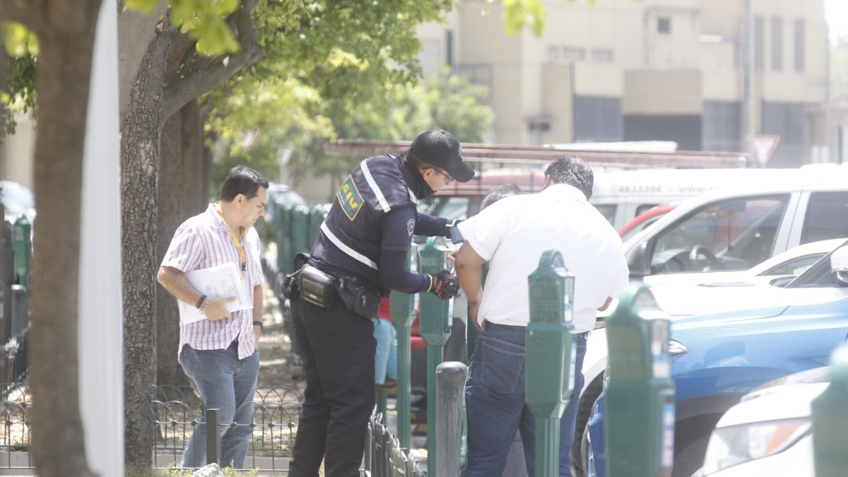 Un agente de la ATV junto con otro funcionario de la entidad revisaban uno de los parquímetros instalados en parqueaderos alrededor del Village, en Samborondón.