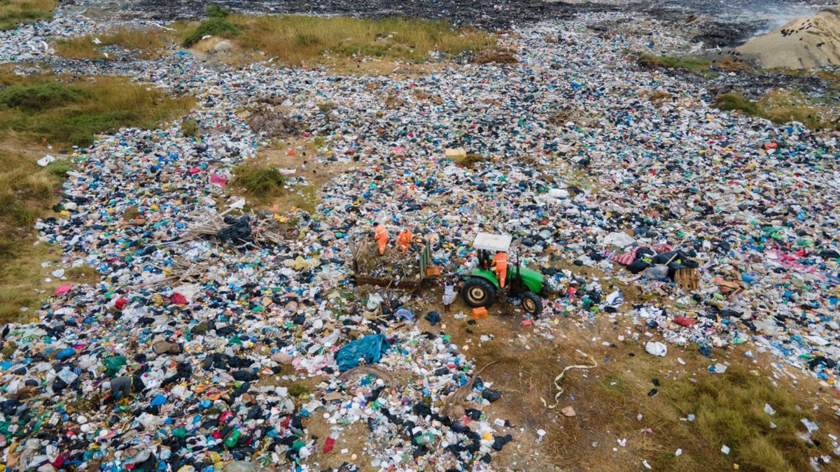El botadero de desechos continúa a cielo abierto en el cantón Playas y origina problemas de contaminación para sus habitantes, por la proliferación de moscas y roedores.