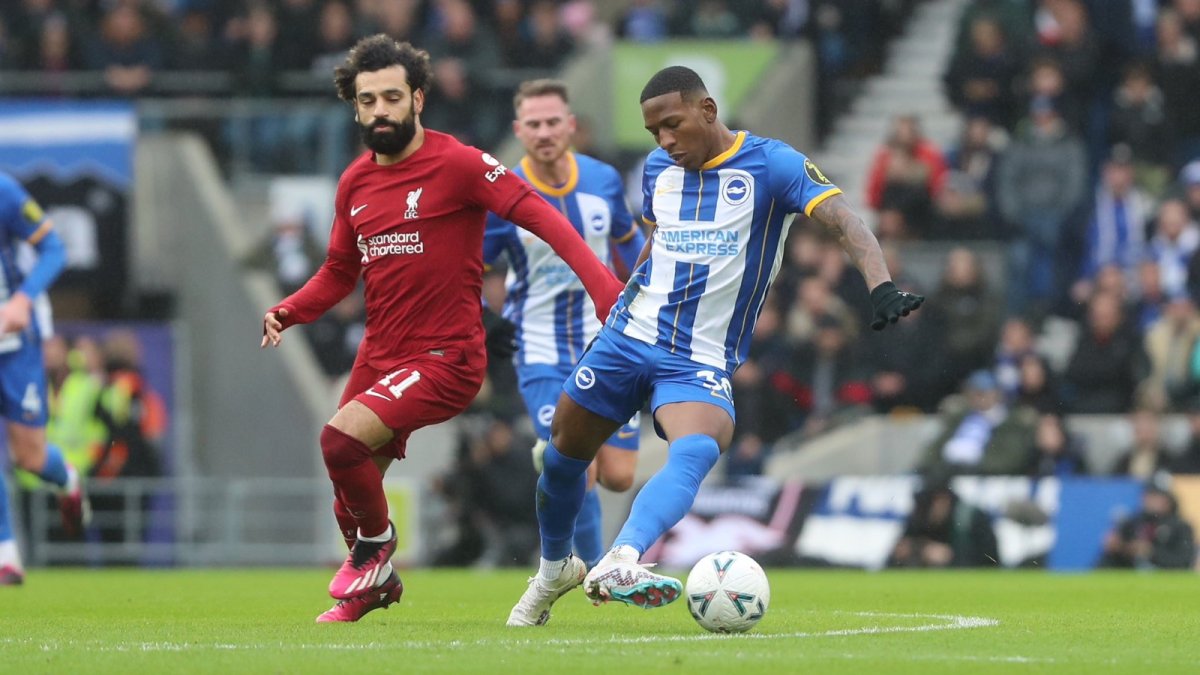 Pervis Estupiñán (d) dio la asistencia para el gol del triunfo del Brighton sobre Liverpool.