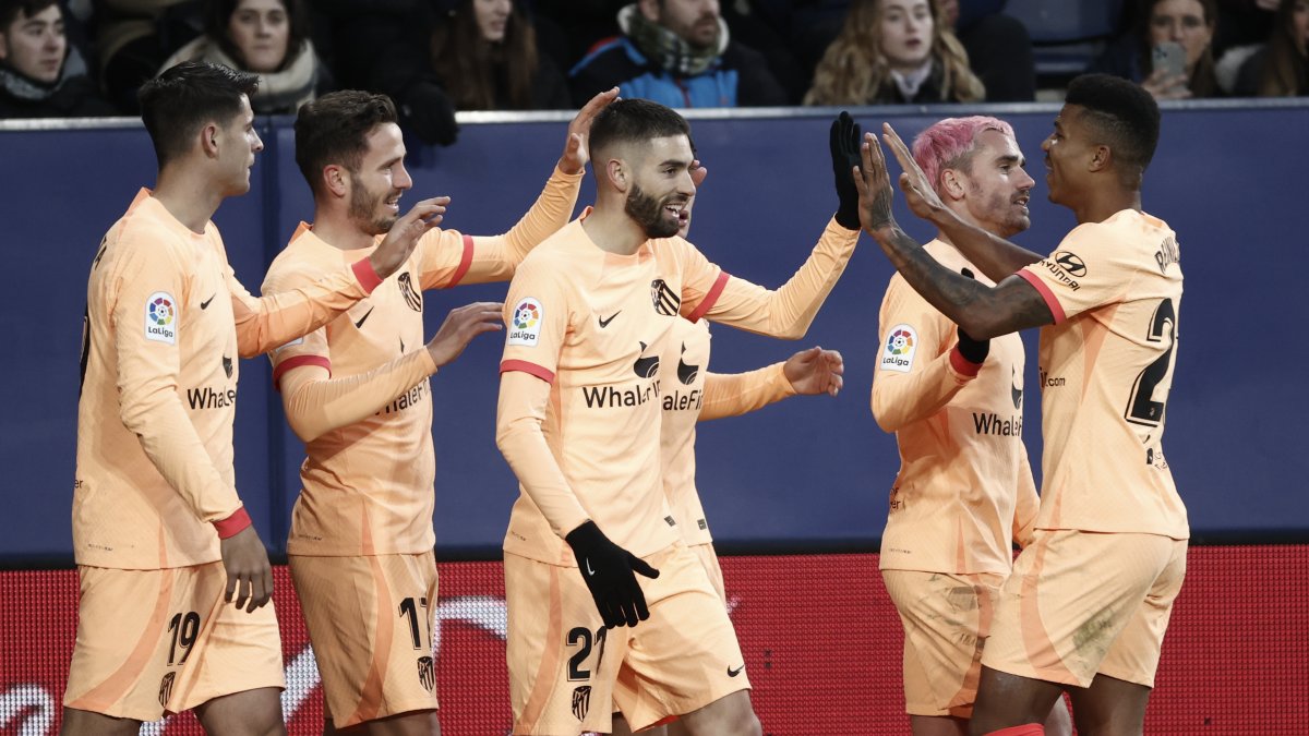 Los jugadores del Atlético de Madrid celebran el tanto conseguido por Saúl.