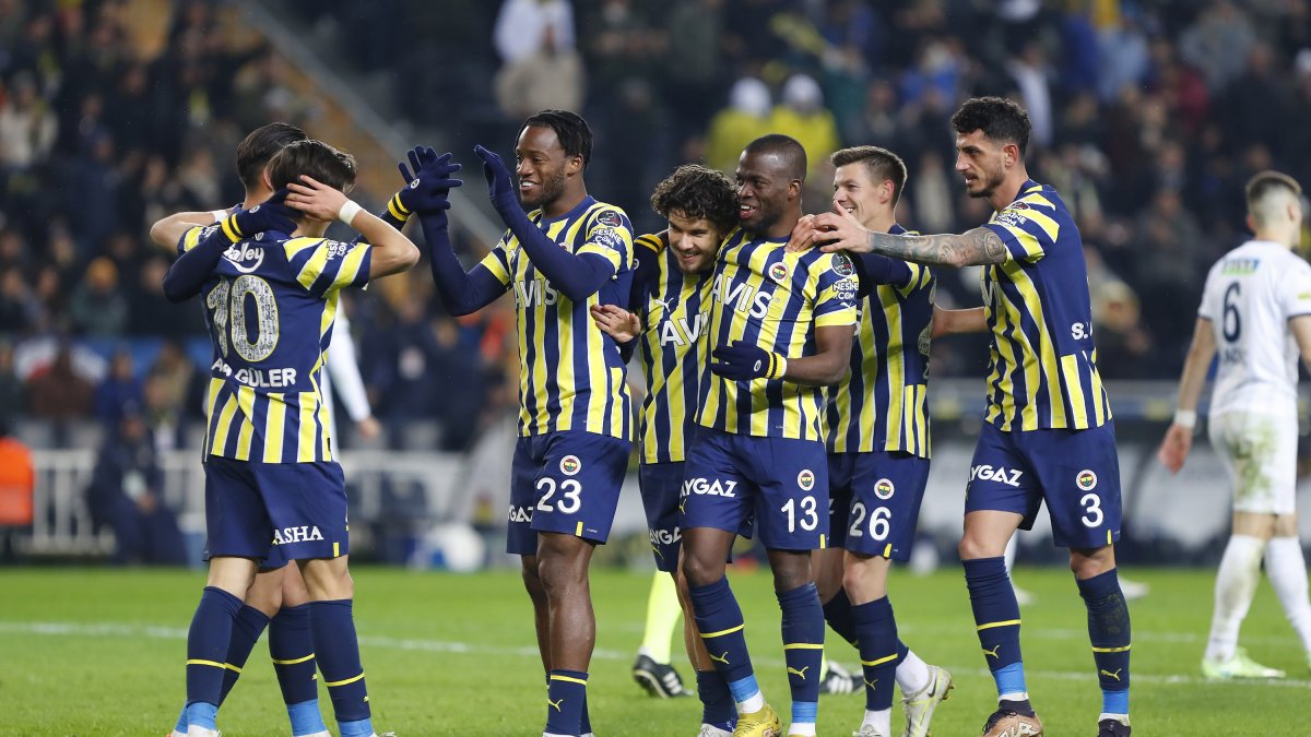 Enner Valencia (c) marcó cuatro tantos en la victoria sobre el Kasimpasa.