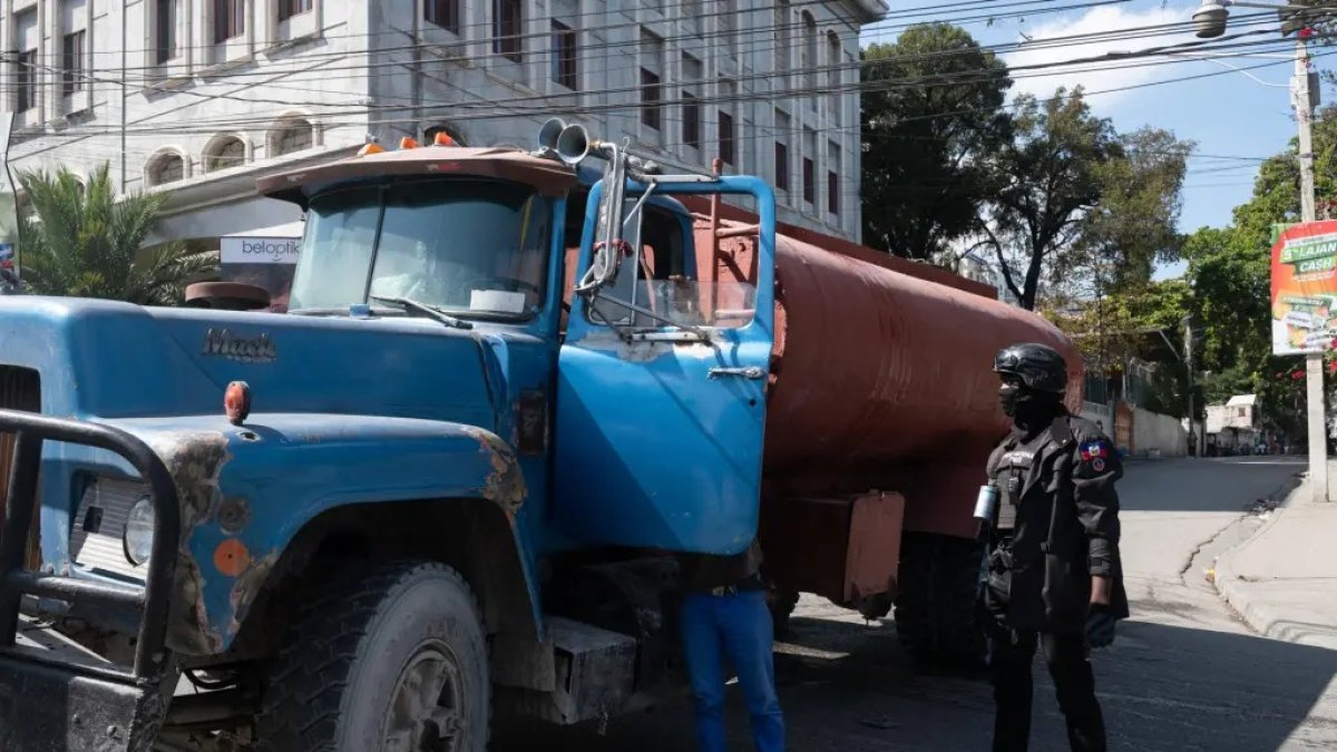 Varios grupos de policías salen a las calles de Petion-ville para continuar protestando por el asesinato de sus colegas a manos de bandas armadas, el 27 de enero de 2023 en Puerto Príncipe (Haití).