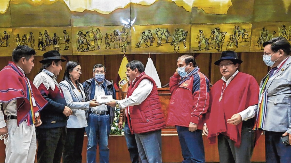 En octubre de 2021, el Frente Unitario de Trabajadores (FUT) entregó a la entonces presidenta de la Asamblea Nacional, Guadalupe Llori, una propuesta de reforma laboral. .