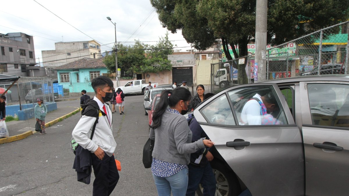 Estacionados. Hay filas de al menos 12 carros que esperan su turno para transportar a los usuarios que poco a poco llegan a la parada central.