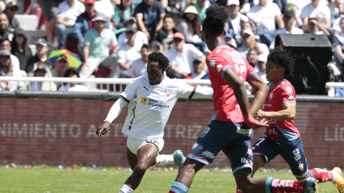 Liga de Quito tuvo su primer examen con sus aficionados enfrentando a El Nacional. Jhojan Julio (i) marcó el tanto de los universitarios que perdieron por 2-1.