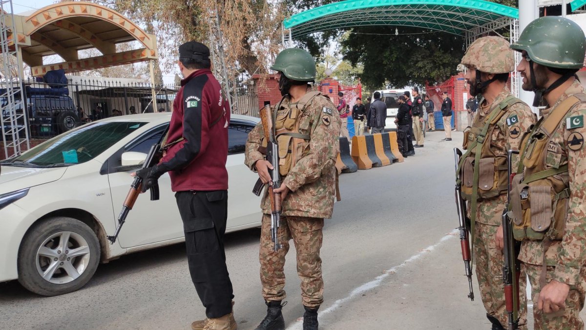 El ejército de Pakistán hace guardia cerca de la mezquita en Peshawar.